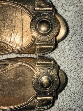 Fabulous Burberry Metallic Gold Logo-Embellished Sandals, open toe sz 37eu